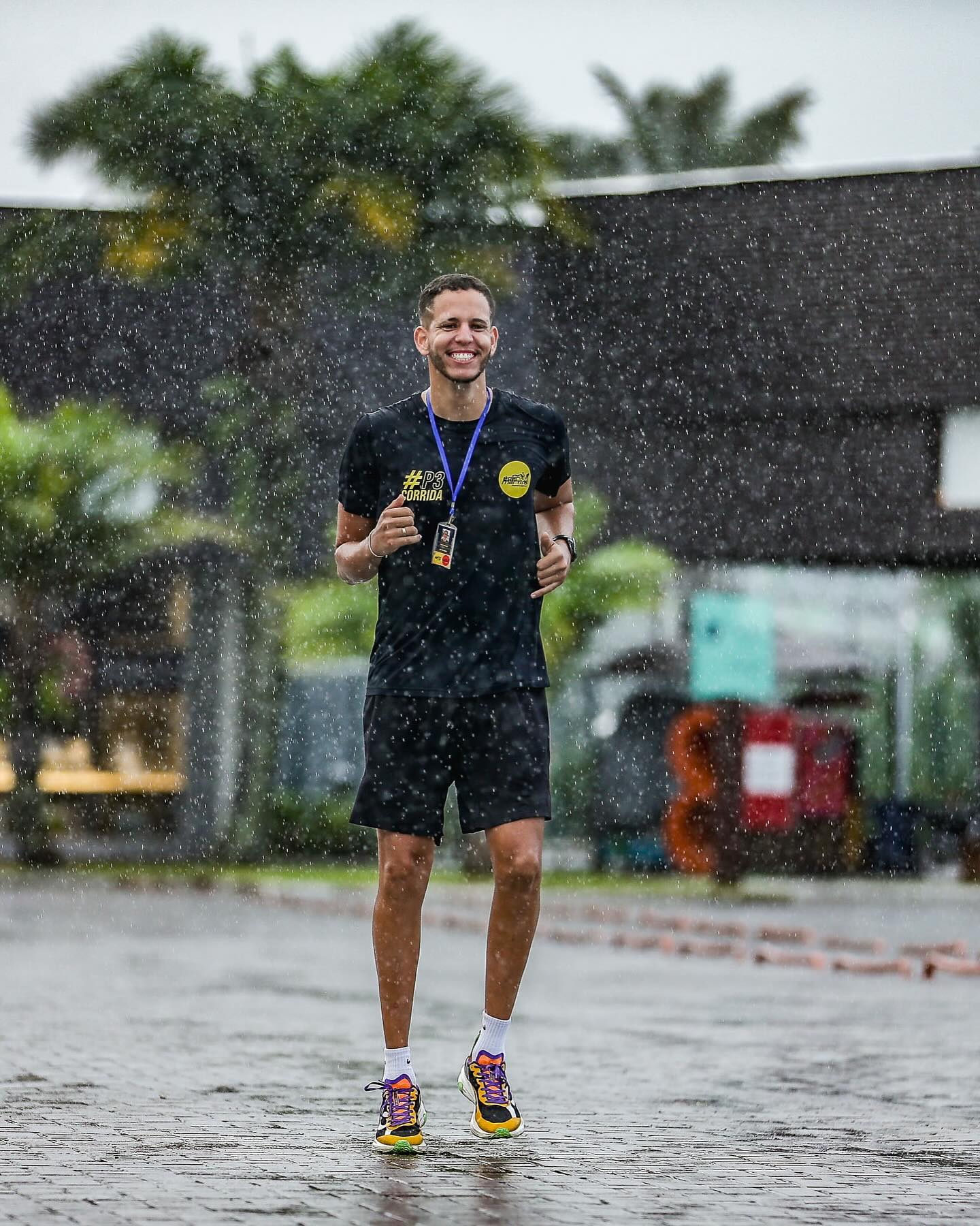Caio Ernani sorrindo durante uma corrida na chuva